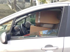 Vollgestopft mit Schachteln: Ein Wagen, welchen die Polizei aus dem Verkehr zog. (Bild: Stadtpolizei St.Gallen)