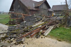 Ein Schopf in Rothenhausen hat dem Sturm nicht standgehalten. (Bild: Mario Testa)