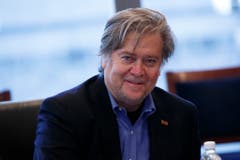 Stephen Bannon (62): Chefberater. Bannon war bis 2011 Chef der ultrarechten Nachrichtenseite Breitbart News Network. Diese richtet sich in ihrer Selbstbeschreibung gegen das politische Establishment – sowohl Demokraten als auch Republikaner – und die "permanente politische Klasse". Bannon scheut weder die Nähe zu Neonazis noch schreckt er vor Rassismus, Frauenfeindlichkeit und Antisemitismus zurück. (Bild: Keystone)