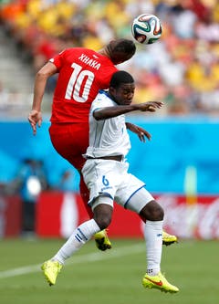 Der Schweizer Granit Xhaka (10) im Kopfballduell mit Juan Carlos Garcia. (Bild: Keystone)