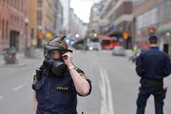 At least three killed after truck crashes into department store in central Stockholm (Bild: Keystone)