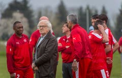 Neukirch Egnach TG - Rasentaufe mit Ex-Nati-Stars (Suisse Legends). Gilbert Gress und sein Team geben sich bei der Platzeroeffnung in Neukrich-Egnach die Ehre. (Bild: Andrea Stalder)
