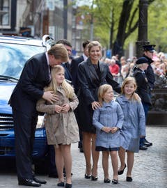 Kronprinz Willem-Alexander mit seinen Töchtern, Amalia, Ariane und Alexia (von links) sowie Ehefrau Maxima (hinten). (Bild: Keystone)