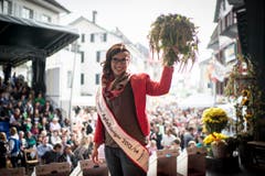 Die strahlende Siegerin vor den Menschenmassen an der Wega. (Bild: Benjamin Manser)