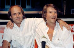 Zwei Brüder: Der Fotograf, Grafiker und Autor Manfred Bockelmann mit seinem berühmten Bruder an dessen 60. Geburtstag (Bild: Keystone)