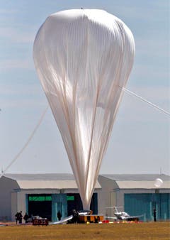 45 bis 60 Minuten dauert es, bis der Ballon mit Helium gefüllt ist. (Bild: Keystone)