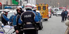 Ein Grossaufgebot von Polizisten und Rettungskräften am Tatort. (Bild: Keystone)