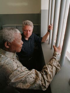 Nelson Mandela erzählt US-Präsident Bill Clinton von seiner Zeit in Gefangenschaft auf Robben Island (1998). (Bild: Keystone)