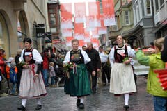 Am Umzug gab es auch viele schöne Trachten zu bestaunen. (Bild: Ralph Ribi)