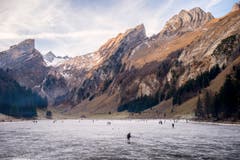 Die Ostschweiz läuft Schlittschuh auf dem Seealpsee (Bild: Urs Bucher)
