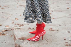 Man hoffte, sie nie mehr zu sehen: die Sockenstiefel. Sie sehen aus, als hätte der High-Heel eine schwere Krankheit eingefangen. (Bild: Kirstin Sinclair/Getty)