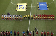 Die beiden Teams stellen sich vor dem Spiel in Manaus für die Hymnen auf. (Bild: Keystone)