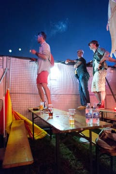 Besucher während des Auftritts von Paul Kalkbrenner. (Bild: Benjamin Manser)