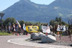 Grüne und Junge Grüne aus dem St.Galler Rheintal sowie dem Vorarlberg besammeln sich kurz vor 12 Uhr zur friedlichen Mahnwache am Verkehrskreisel gegenüber des von der EA ausgeschriebenen Treffpunkts. (Bild: mak)