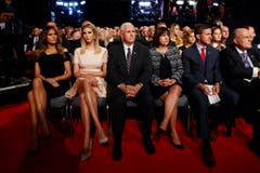 Melania Trump (links), Ehefrau von Donald, und Ivanka Trump sitzen in der ersten Reihe. (Bild: Keystone)
