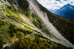 Die Europabrücke wurde im Juli eröffnet. Sie misst 494 Meter und ist die weltweit längste zu Fuss begehbare Brücke. Sie verbindet die beiden Dörfer Zermatt und Grächen. (Bild: VALENTIN FLAURAUD (KEYSTONE))