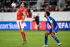 Ballannahme per Brust: Der Schweizer Admir Mehmedi zeigt sein Können. (Bild: Keystone)