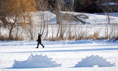 Ein Mann läuft in Minneapolis, Minnesota, an einer Schneeskulptur vorbei. (Bild: Keystone)