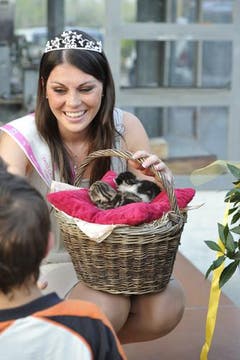 Patricia Rimle erhielt vom Samariternachwuchs zwei Kätzchen. (Bild: Hanspeter Schiess)