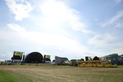 Noch ist das Gras grün vor der Bühne. (Bild: Mario Testa)