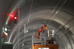 Nach dem Hauptdurchschlag werden Schienen und Fahrleitungen eingebaut. (Bild: Keystone)