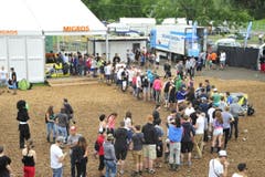 Etwas vergessen? Kein Problem: Auf dem Festivalgelände gibt es eine eigene Migros. (Bild: Mario Testa)