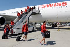 Vom Flughafen ging es für die Natistars direkt ins Hallenstadion zum grossen Empfang. (Bild: Keystone)