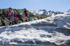 Auch das war der Sommer 2016: Snowboarden auf dem Gotthardpass, aufgenommen im Juni. (Bild: ALEXANDRA WEY (KEYSTONE))