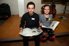 Snooker-Wunderkind Luis Vetter blättert mit seiner Schwester im Heftli. (Bild: Nana do Carmo)