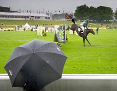 Bereits am Freitagnachmittag waren Regenschirme unerlässlich. (Bild: Urs Bucher)