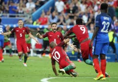 Eder (rechts) lässt sich feiern. (Bild: Keystone)