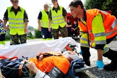 Männer packen an, um einen Verletzten zu bergen. (Bild: Donato Caspari)