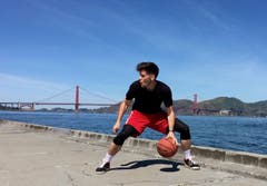 Ein Dribbling vor der Golden Gate Bridge. (Bild: pd)