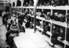 Ein undatiertes Foto zeigt das Innere einer der Baracken von Auschwitz-Birkenau. (Bild: Keystone)