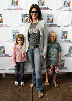 Mami Crawford mit Tochter und Sohnemann im Herbst 2006 in Malibu, Kalifornien. (Bild: Keystone)