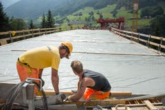 Täfers - Taminabrücke im Bau (Bild: Ralph Ribi)