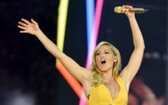 Helene Fischer animiert ihr Publikum während eines Konzerts im Sommer 2015. (Bild: Keystone)