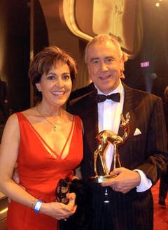 Mit Ehefrau Paola und dem Bambi für sein Lebenswerk: Kurt Felix. (Bild: Keystone)