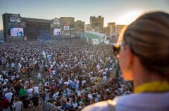 Blick über das Festivalgelände während des Konzerts von Cypress Hill. (Bild: Reto Martin)