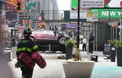 Vehicle strikes pedestrians in Times Square (Bild: Keystone)
