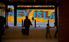 Bewohner verlassen den Stadtteil Coney Island in New York. (Bild: Keystone)