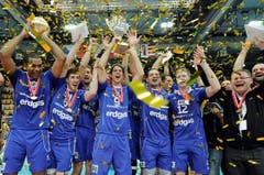 Dafür schinden sich Sportler das Jahr über: Die Amriswiler präsentieren den Pokal. (Bild: Keystone)