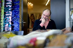 Christian Lacroix bei der Firma Jakob Schlaepfer (Bild: Michel Canonica)