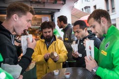 Darf bei einer Führung durch die Gallusstadt auf keinen Fall fehlen: Die beste Bratwurst der Welt. Doch das mit dem Senf müssen die Bundesligaspieler noch lernen. (Bild: Ralph Ribi)
