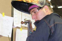 Hier geht's heiss zu und her: Schweisser Roger Gemperle aus Waldkirch (Bild: pd)
