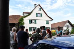 Mehr als ein Dutzend Leute versammeln sich am Nachmittag vor dem Hof von Bauer K. (Bild: Manuel Nagel)