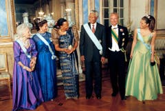 Umgeben von Royals: Nelson Mandela mit seiner Frau Graca Machel und der schwedischen Königsfamilie im Palast von Stockholm (1999). (Bild: Keystone)