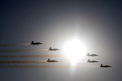 F5-Tiger der Patrouille Suisse zeigen ihre Kuenste am Himmel über dem Festgelände. (Bild: PETER SCHNEIDER)