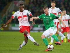 Denis Zakaria (SUI) gegen Chris Burnt (NIR). (Bild: Jonathan Porter/freshfocus)