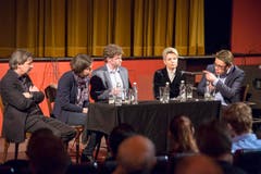 St. Gallen - Die möglichen Folgen der USR III geben zu reden, auch für die Ostschweizer Gemeinden und Kantone. Auf dem Podium diskutieren die beiden St.Galler Ständerät_innen Karin Keller-Sutter (FDP) und Paul Rechsteiner (SP), Regierungsrat Benedikt (Bild: Ralph Ribi)